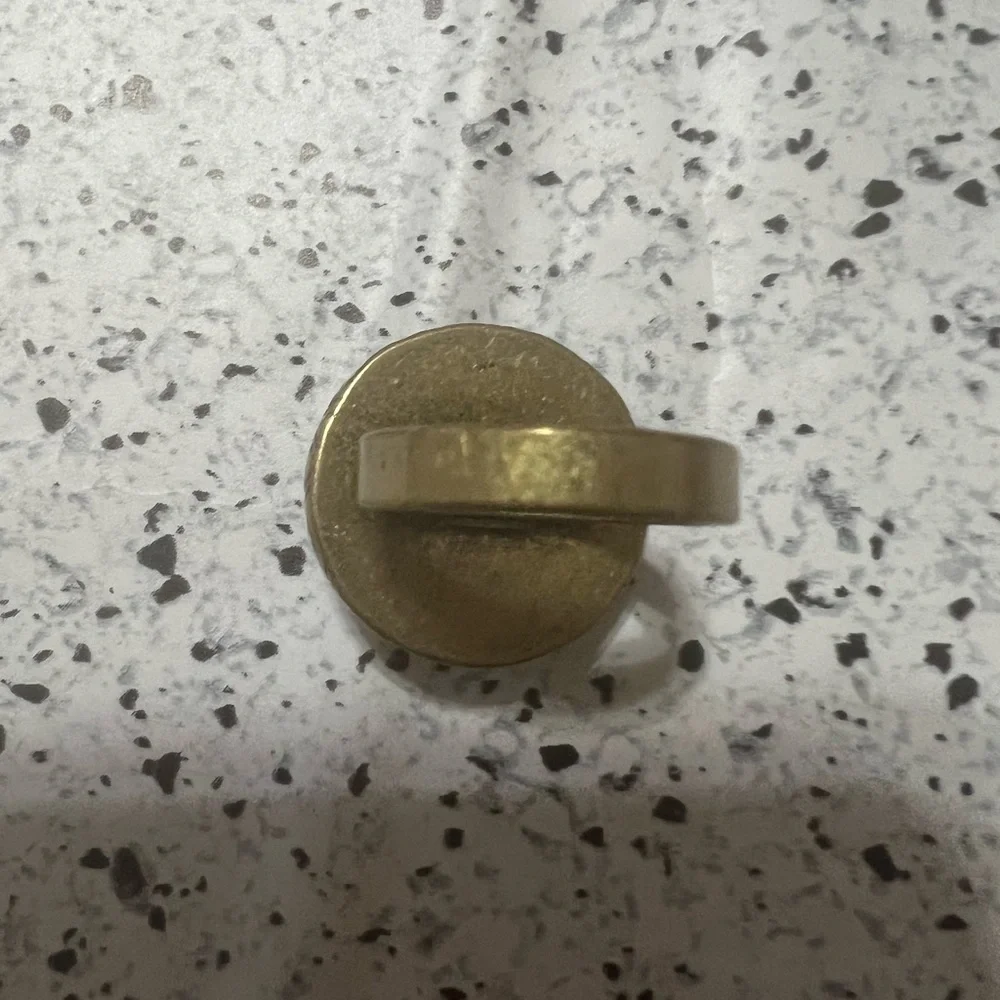 Beautiful gold tone with green stone ring - Picture 4 of 4